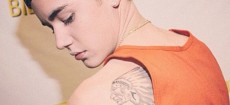 Justin Bieber se tatua un indio