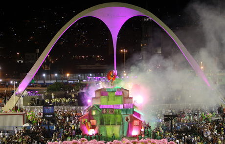 Cuatro muertos y seis heridos en incendio de carroza de carnaval en Santos