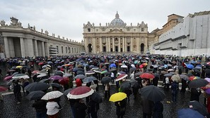 La lluvia no ahoga la expectación en la Plaza de San Pedro del Vaticano