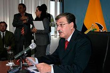 Wilson Pástor (c), ministro de Recursos Naturales No Renovables de Ecuador, junto a José María Borja (i), embajador de Ecuador en China