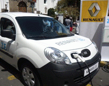 29-renault-auto-eléctrico-probado-en-quito