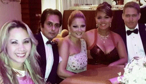 María Fernanda Meza junto a su novio y amigos en la boda