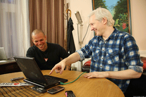 Rene Pérez junto a Julian Assange en la embajada de Ecuador