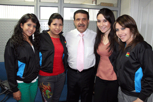 Las chicas posan junto a Roberto Omar Machado