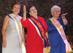 Reina de Quito de la Tercera edad, bella junto a su corte de honor