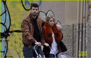 Shakira y Piqué paseando a su hijo Milan