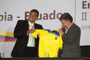 Rafael Correa entrega la camiseta de Ecuador a Juan Manuel Santos