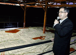 Alcalde Augusto Barrera frente a la maqueta del Metro de Quito