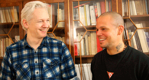 8-Calle-13-presenta-adelanto-video-'Multi-viral'-con-Julian-Assange