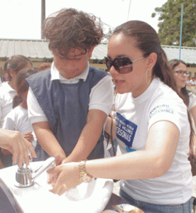 Giselle Vera, voluntaria de Unitodos de Unilever enseñando el correcto lavado de manos.