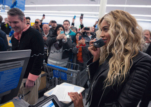 Beyoncé regalo 750 ordenes de compra en un supermercado