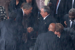 Momento donde Obama da la mano a Raúl Castro