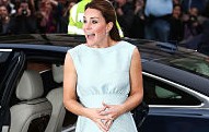 Kate Middleton llegando a un compromiso