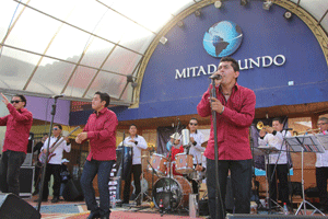 The Royal Band entonando la canción para la ciudad Mitad del Mundo