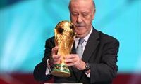 Vicente del Bosque regresa el trofeo del Mundial 2010