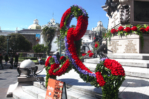 Flores fueron colocadas en el monumento a la Independencia