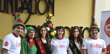 Cristina Elizalde, Reina de Quito 2013; María José Proaño, Jefe de Relaciones Públicas Sierra Claro y Shirley Báez, Señorita Patronato 2013, acompañadas de algunos integrantes del voluntariado de Claro, “Manos a la Obra”. 